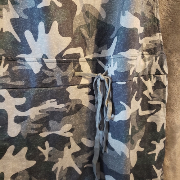 Women's camo overall shorts size m like new she&sho - Picture 3 of 4